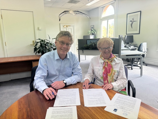 Christine Bogle David Agnew signing MoU with CCAMLR